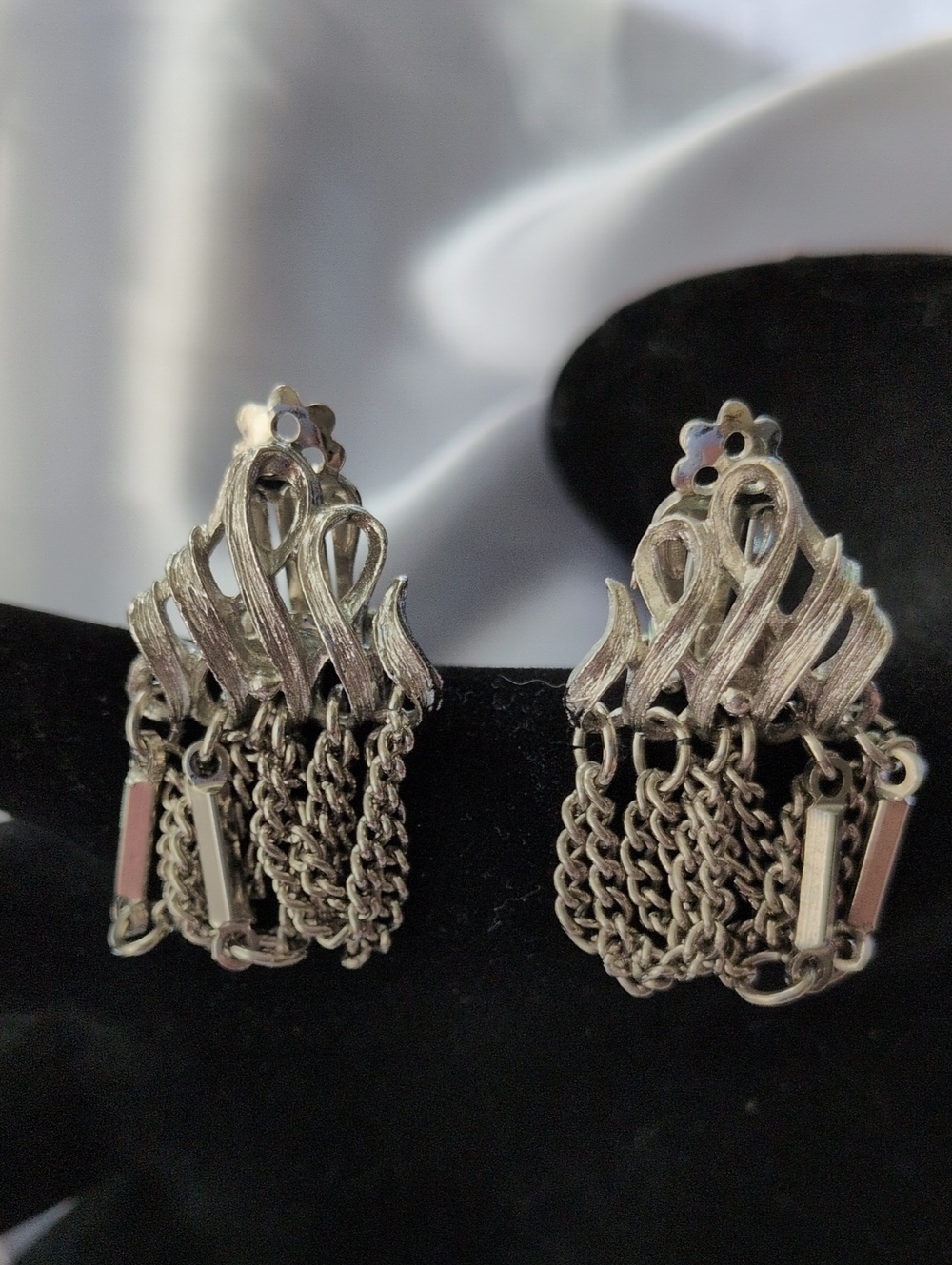 Vintage Signed Kramer of NY Silvertone Textured Ribbon Chain Fringe Clip Ons